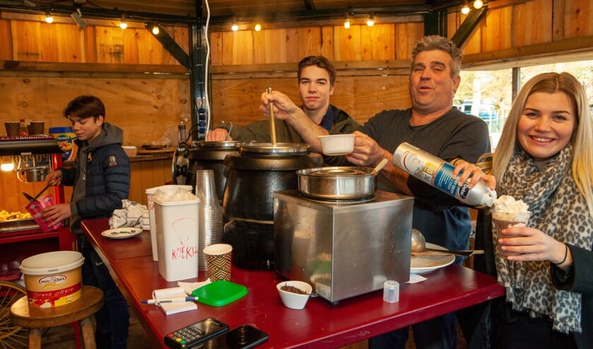 <p>Peer Kuijpers (tweede van rechts) in zijn afhaalhut tijdens de lockdown. (foto: Guus van der Valk)</p>