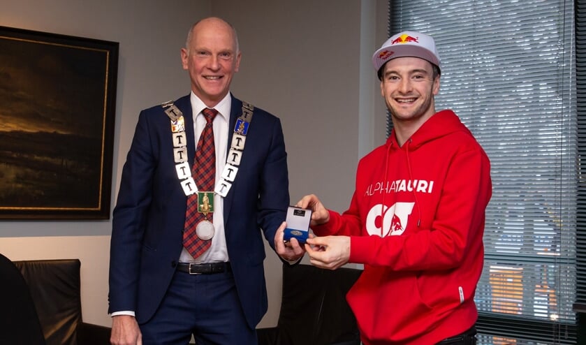 <p>Burgemeester Marcel Fränzel en Jeffrey Herlings</p>