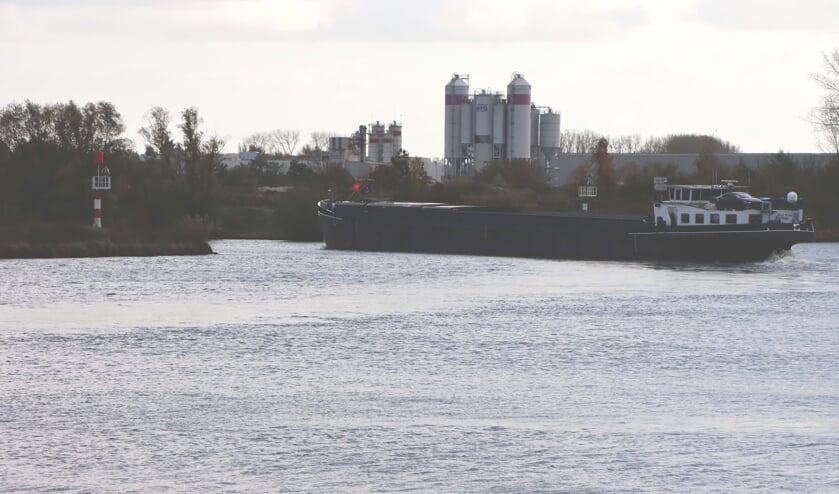 <p>Een schip vaart de haven binnen. De scheepvaart is volgens de werkgroep Haven buiten beschouwing gelaten. </p>