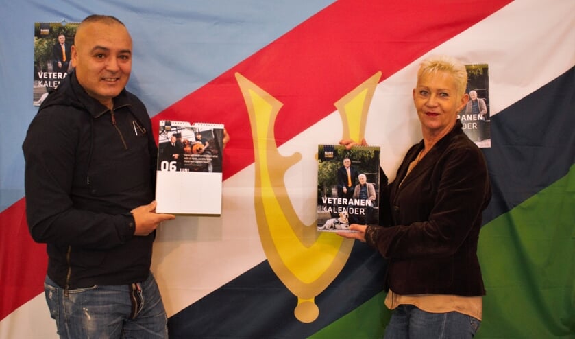 <p>Nancy Janssen heeft een veteranenkalender gemaakt. Zaterdag reikte ze het eerste exemplaar uit aan Jamal Saksak, die ook geposeerd heeft voor de kalender. De opbrengst van de kalender gaat naar Stichting Hulphond.</p>