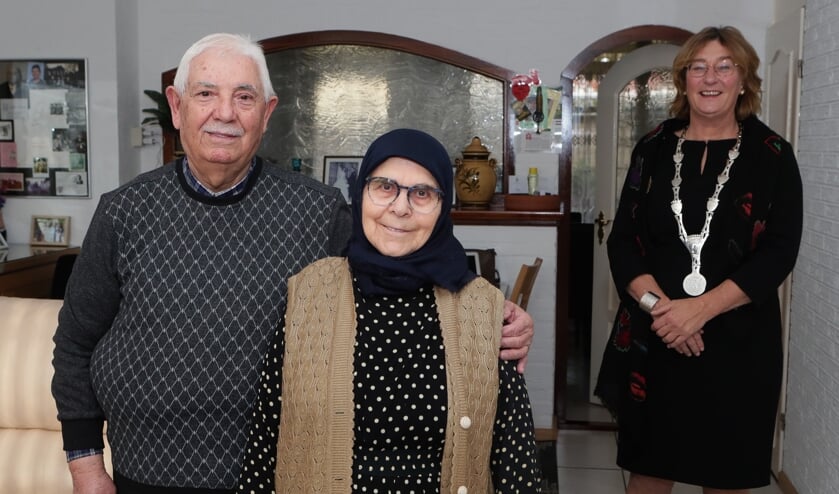 Ali en Gülizar Erdogan en burgemeester Wobine Buijs-Glaudemans.  
