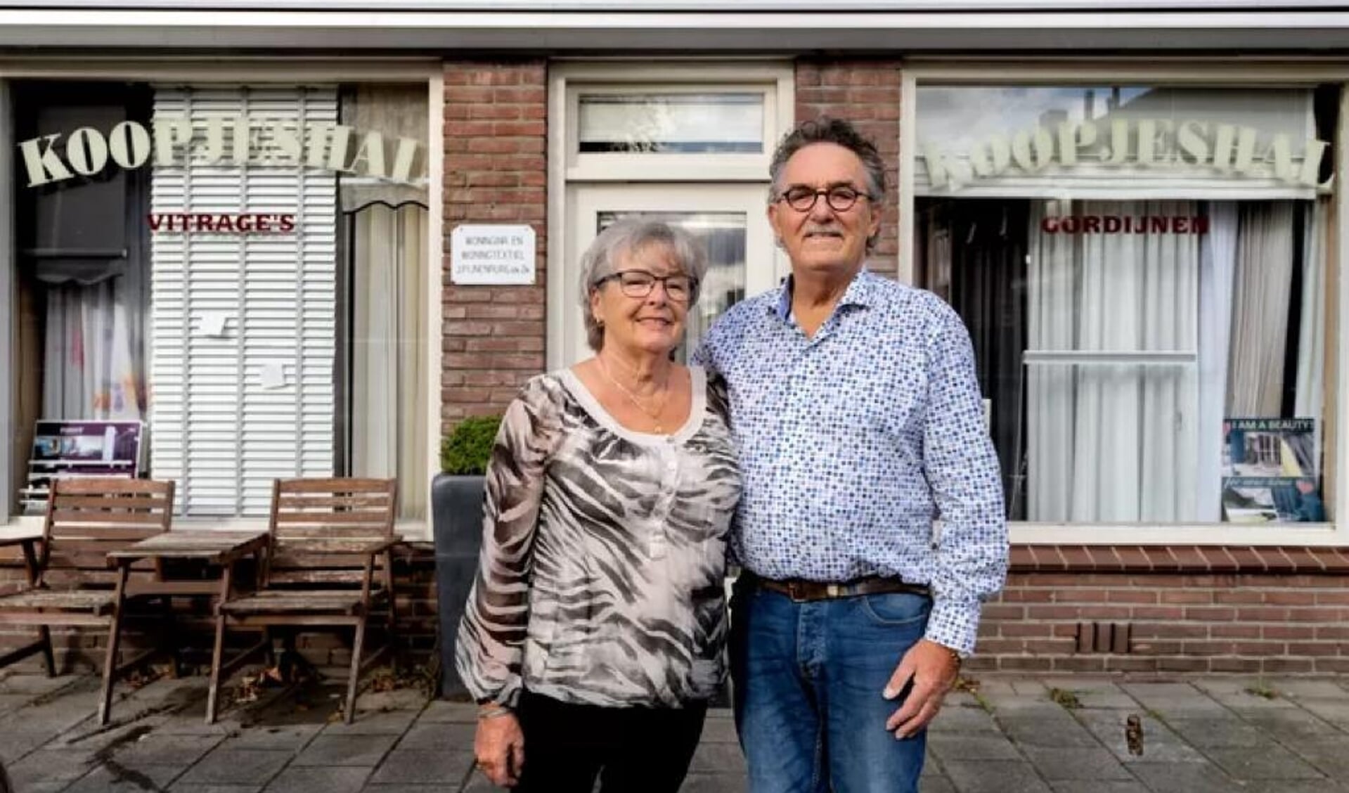 Joop en Jeannette Pijnenburg poseren samen voor de Koopjeshal waarvan de gordijnen binnenkort definitief gesloten worden. Meer dan vijftig jaar heeft de Koopjeshal haar klanten voorzien van goede raambekleding. 