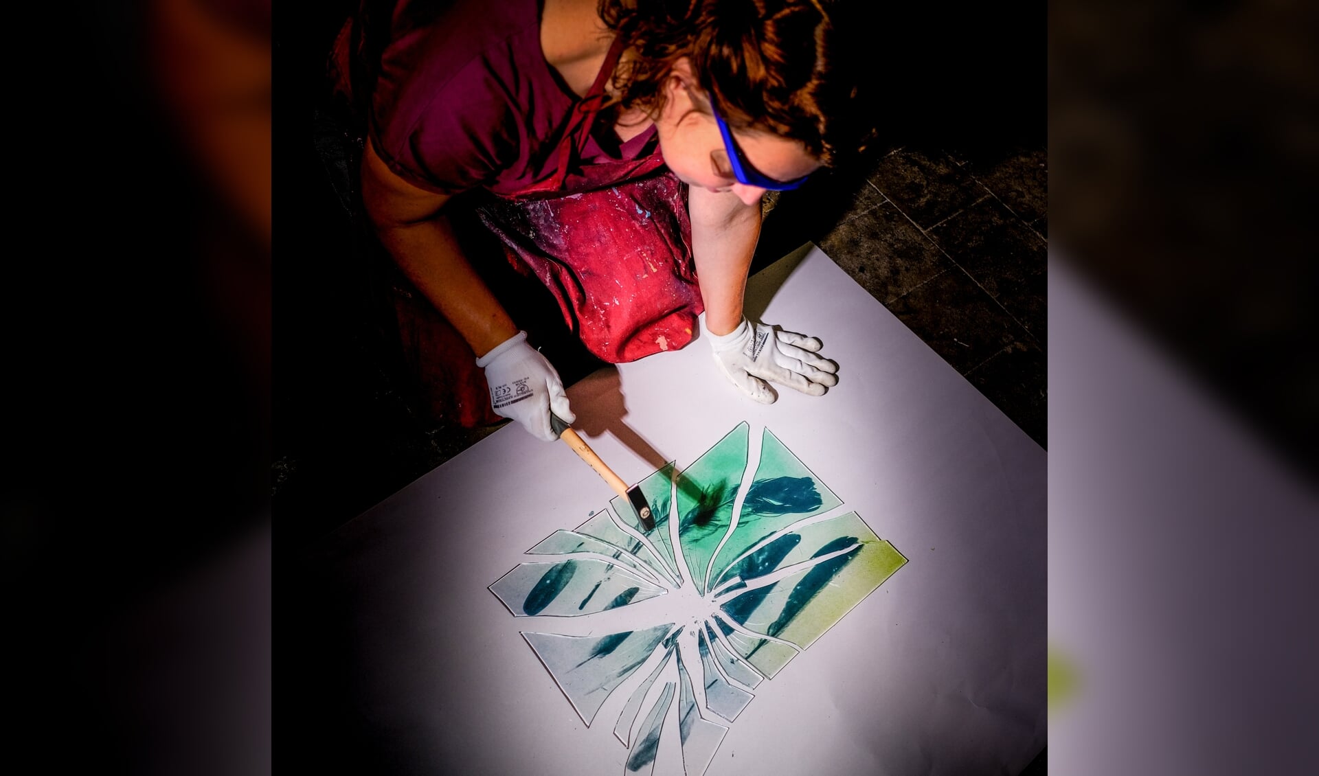 De Bossche kunstenaar Marieke Peters breekt voorzichtig één van haar glazen panelen.