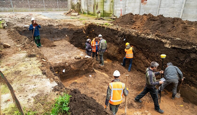 <p>De archeologen zijn druk in de weer om de historische waarde van de grond nauwkeurig te bepalen. (Foto: SK-Media)</p>