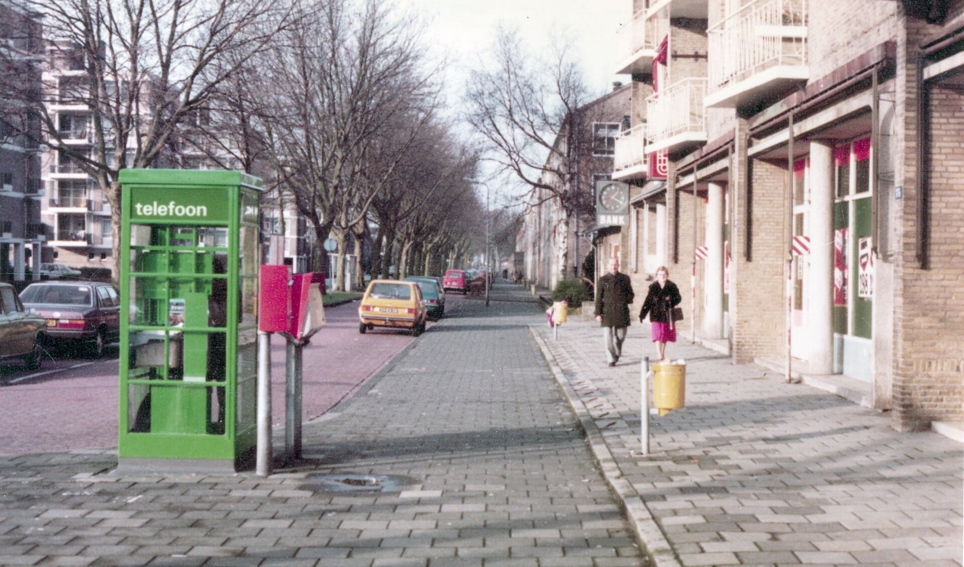 Telefooncel op de Pettelaarseweg in 1982. Collectie Erfgoed ’s-Hertogenbosch. Fotonummer: 0089745.