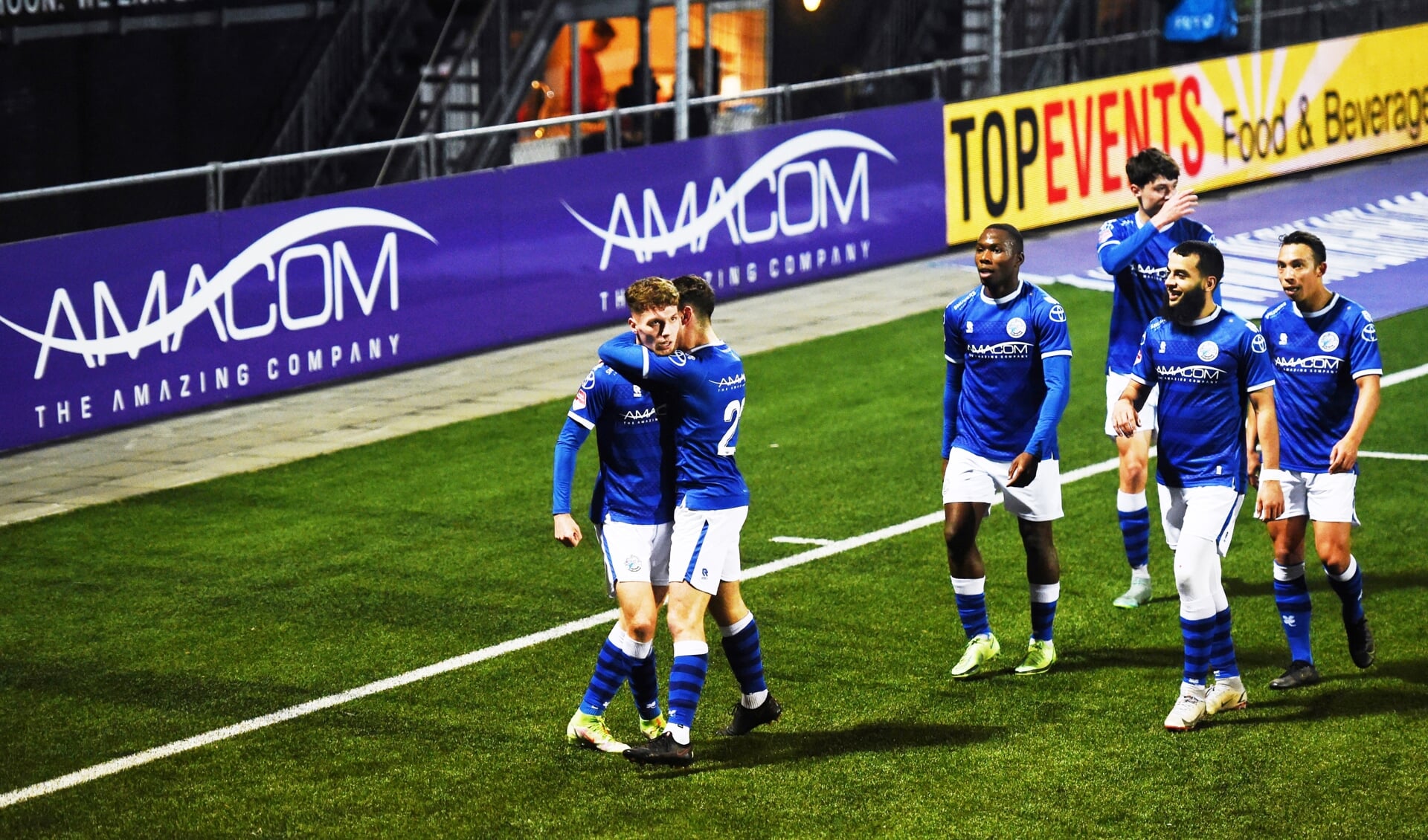 FC Den Bosch-aanvaller Roy Kuipers wordt omhelst door zijn medespelers nadat hij de 1-0 op het scorebord heeft gezet. (Foto: Henk van Esch)