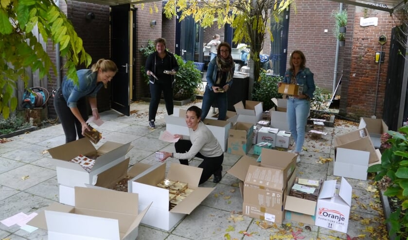 <p>De dames zijn druk aan het inpakken.</p>