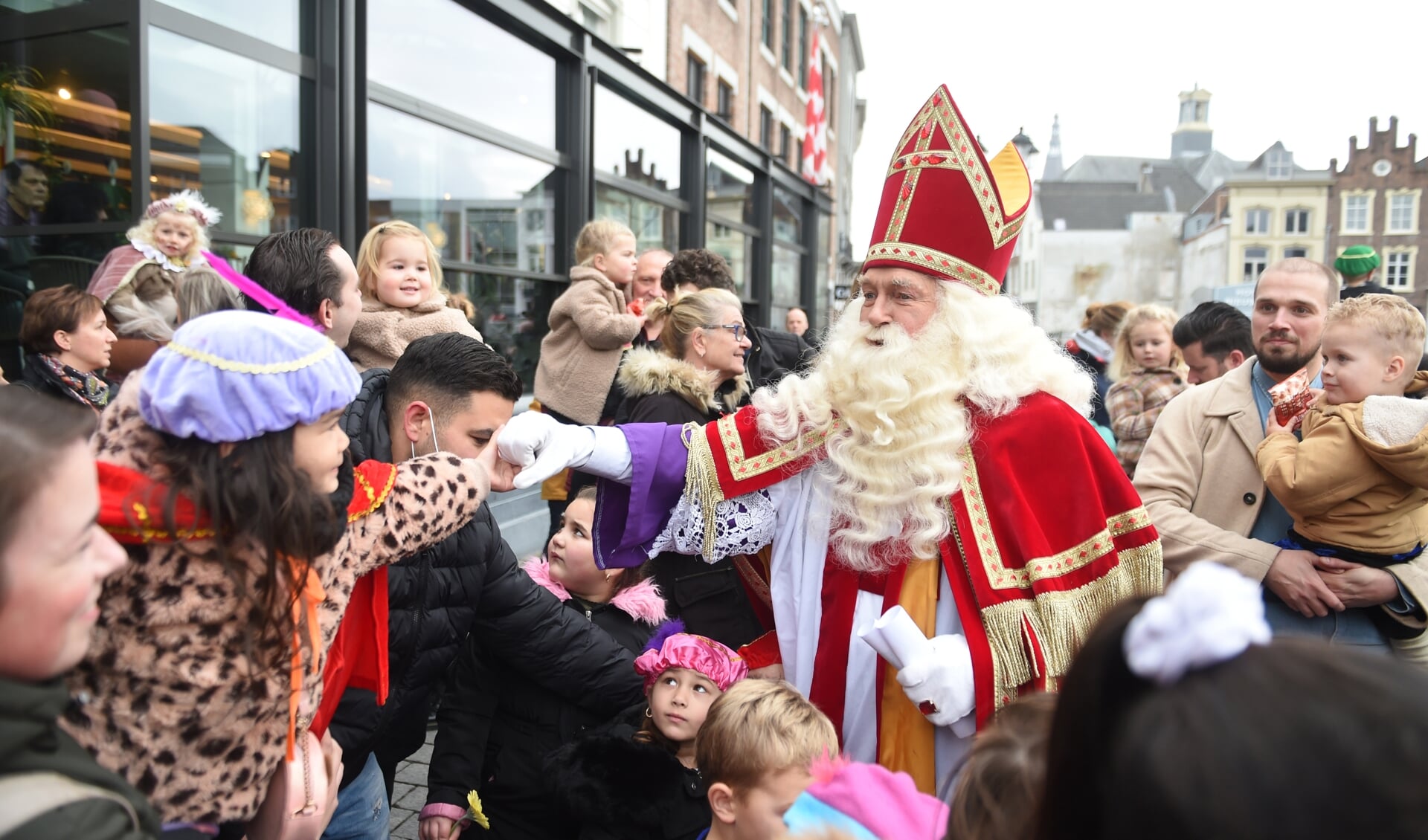 Sinterklaas trok zondagmiddag veel bekijks in de binnenstad van Den Bosch.