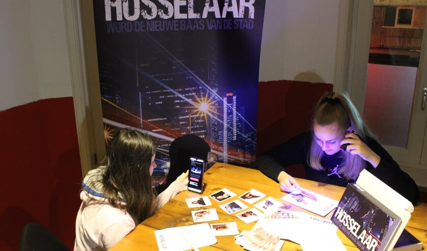 <p>Cheyenne en Philine, beiden leerling van het Fioretti College, spelen de Hosselaar. </p>