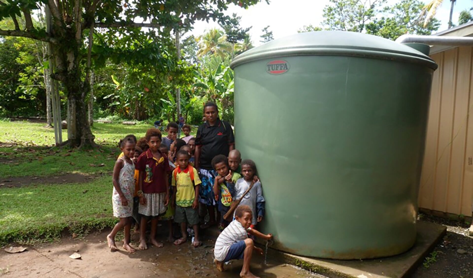 Voor ons valt een watertank onder duurzaamheid, voor de mensen in Papoea Nieuw Guinea is een degelijk opvangsysteem broodnodig. 