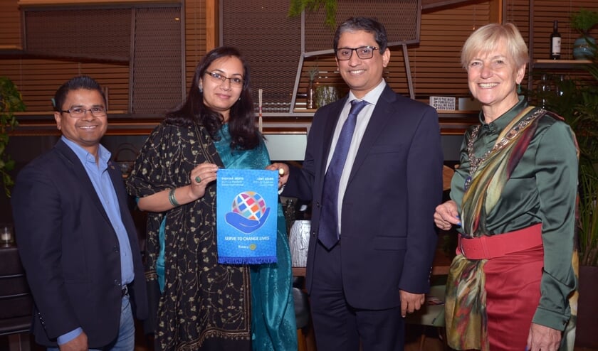 <p>Motalib, Riaz Hamidullah en zijn vrouw, en Rotary gouverneur Leny Goijer-Janssen.</p>