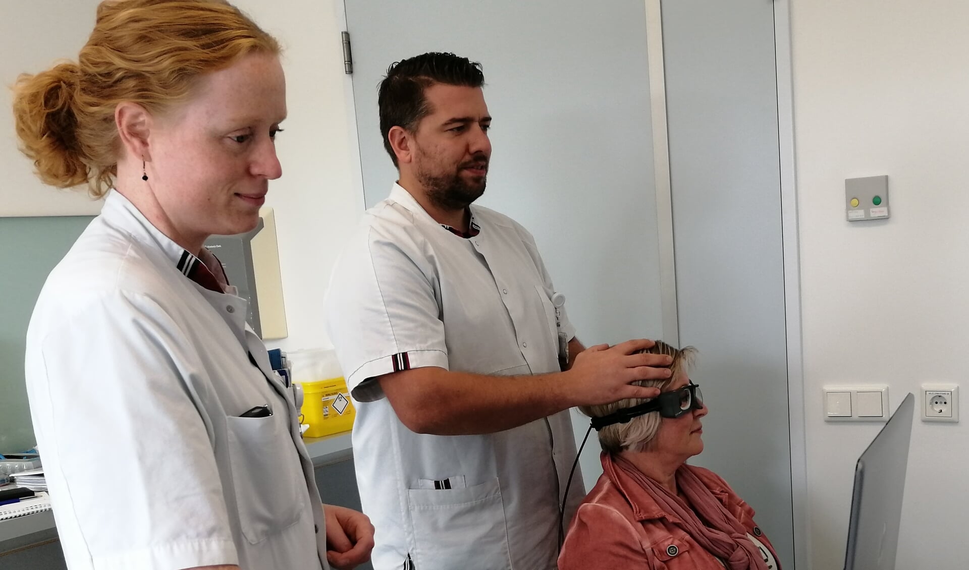 Neuroloog Margot te Riele van het Maasziekenhuis bezig met een video head impulse test, samen met Elco Buijs, klinisch neurofysiologisch laborant.