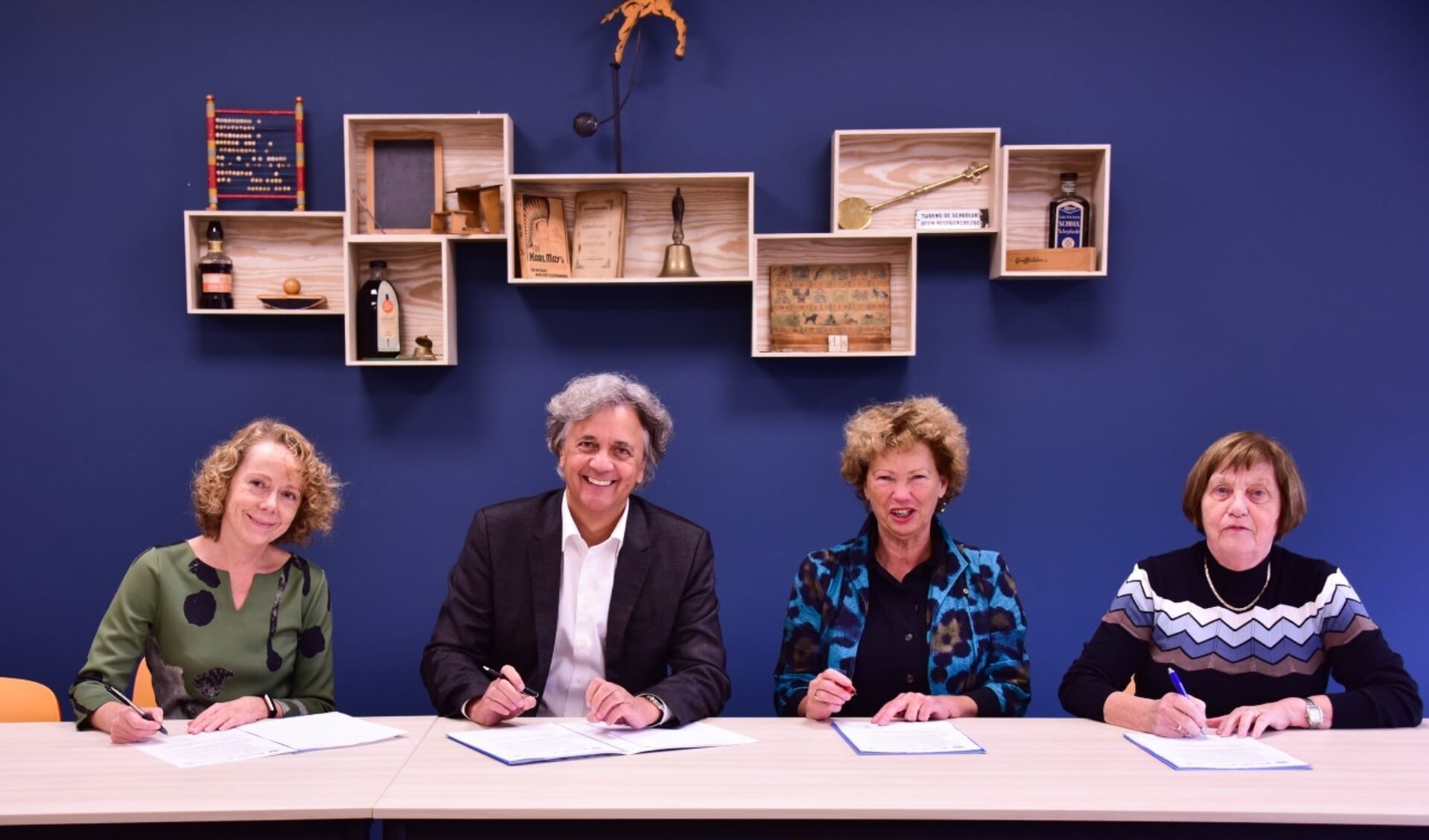 Dieke Wesselingh (Erfgoed ’s-Hertogenbosch), Jos van Kessel (KW1C), Nan van Schendel (Huis73) en Yvonne Moerman (Kring Vrienden van 's-Hertogenbosch) ondertekenen de samenwerkingsovereenkomst.
