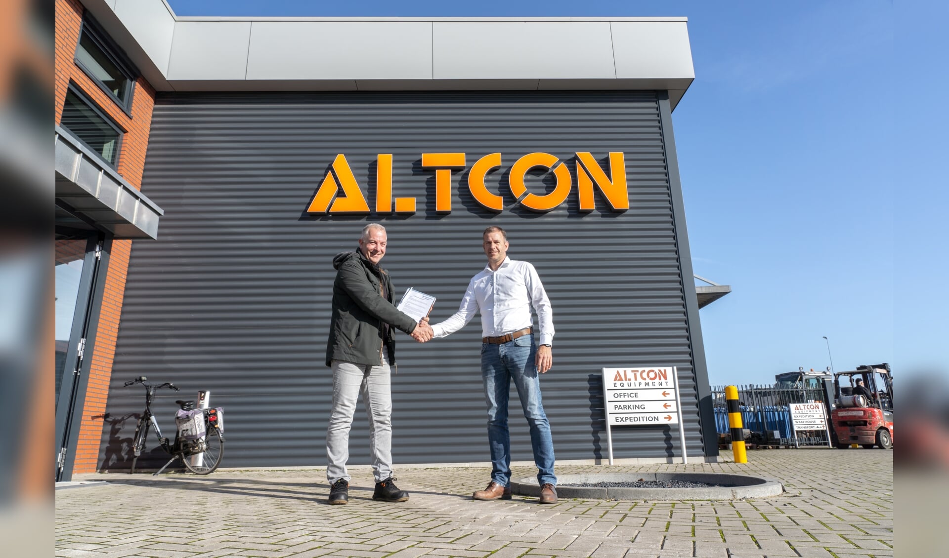 Erik van Zutphen (ALTCON) en Wouter van Raffen (Stichting Vakopleiding Techniek) ondertekenden een overeenkomst voor samenwerking. 