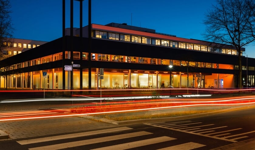 Het Osse gemeentehuis kleurt oranje.