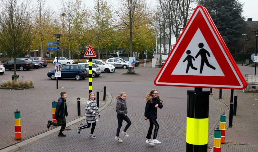 <p>De twee hogere attentiepijlers, voorzien van een waarschuwingsbord, moeten de veiligheid verder verhogen.</p>