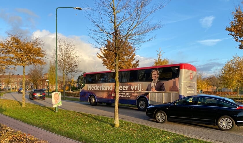 <p>Aanhangers van FVD hebben aan de Lavendel in Cuijk een verkiezingsbord vernield en overplakt met eigen posters.</p>