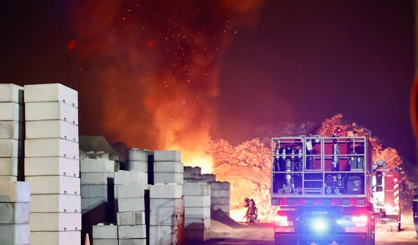 <p>De brandweer kon niet voorkomen dat het voertuig volledig in vlammen op ging.</p>
