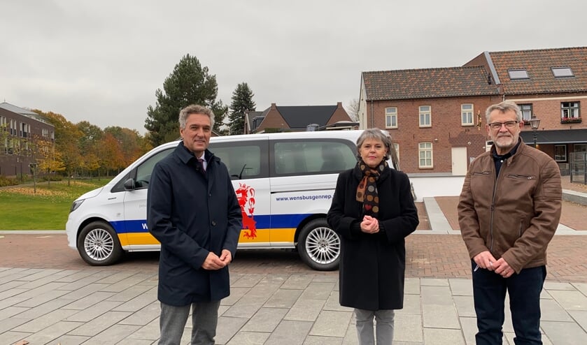 Chauffeur Jenneke (midden) met burgemeester Hans Teunissen (l) en voorzitter Henk Vullings (r).
