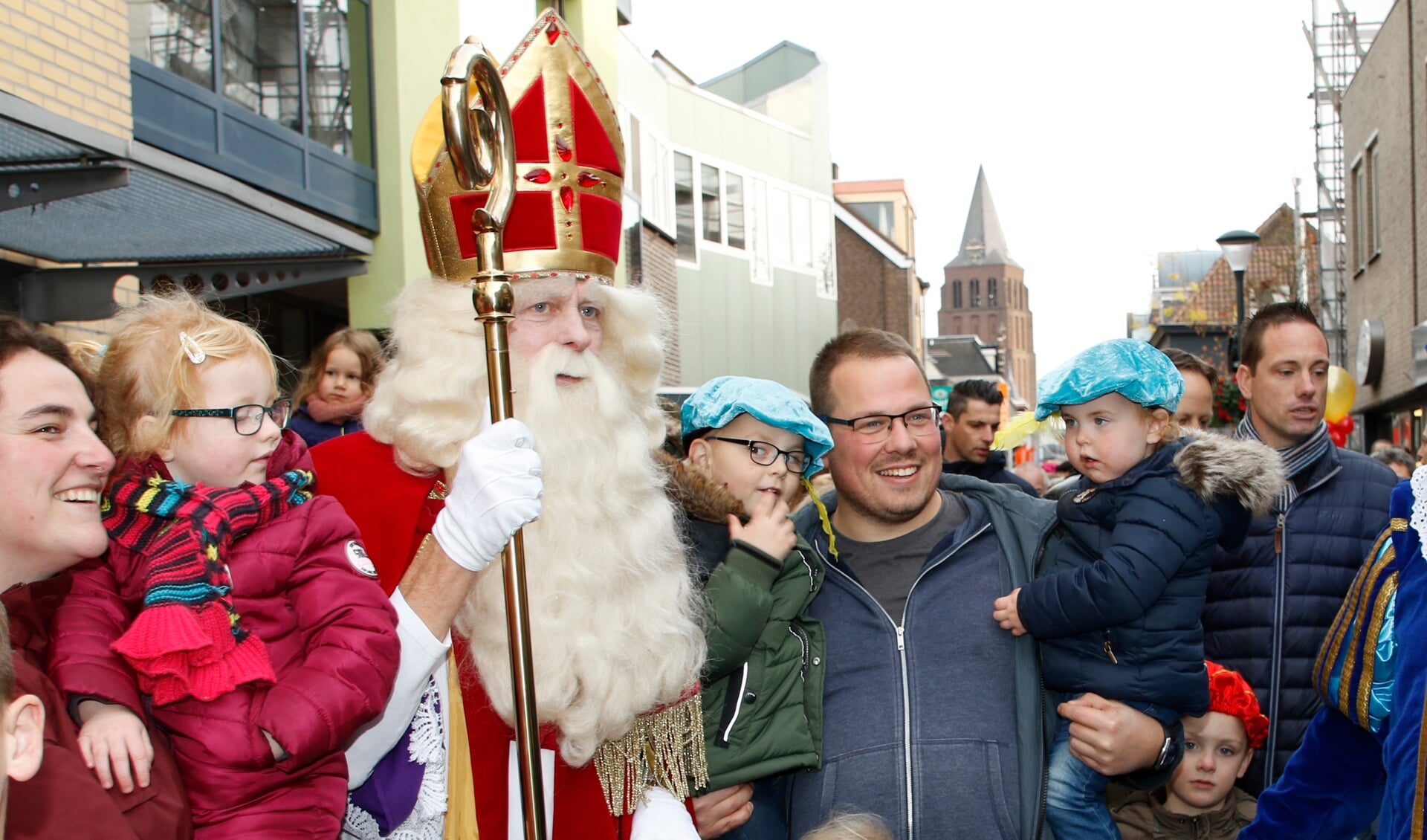 Jaarlijks weet Sinterklaas de weg naar het centrum van Boxmeer goed te vinden. (Bas Delhij)