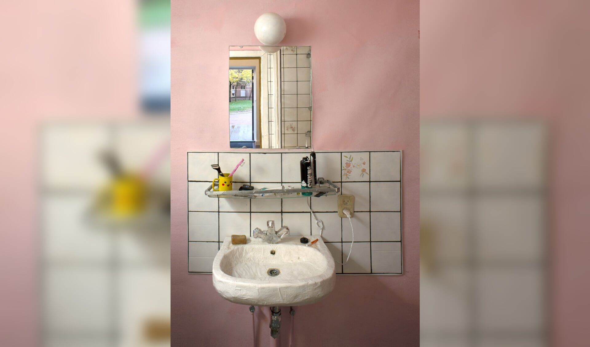 In zijn recente tentoonstelling bij Lichtekooi Artspace in Antwerpen liet Stijn ter Braak een replica van zijn badkamer - en de gespiegelde versie daarvan - zien.