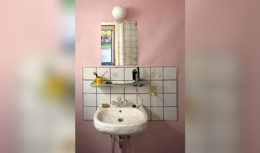 <p>In zijn recente tentoonstelling bij Lichtekooi Artspace in Antwerpen liet Stijn ter Braak een replica van zijn badkamer - en de gespiegelde versie daarvan - zien.</p>  