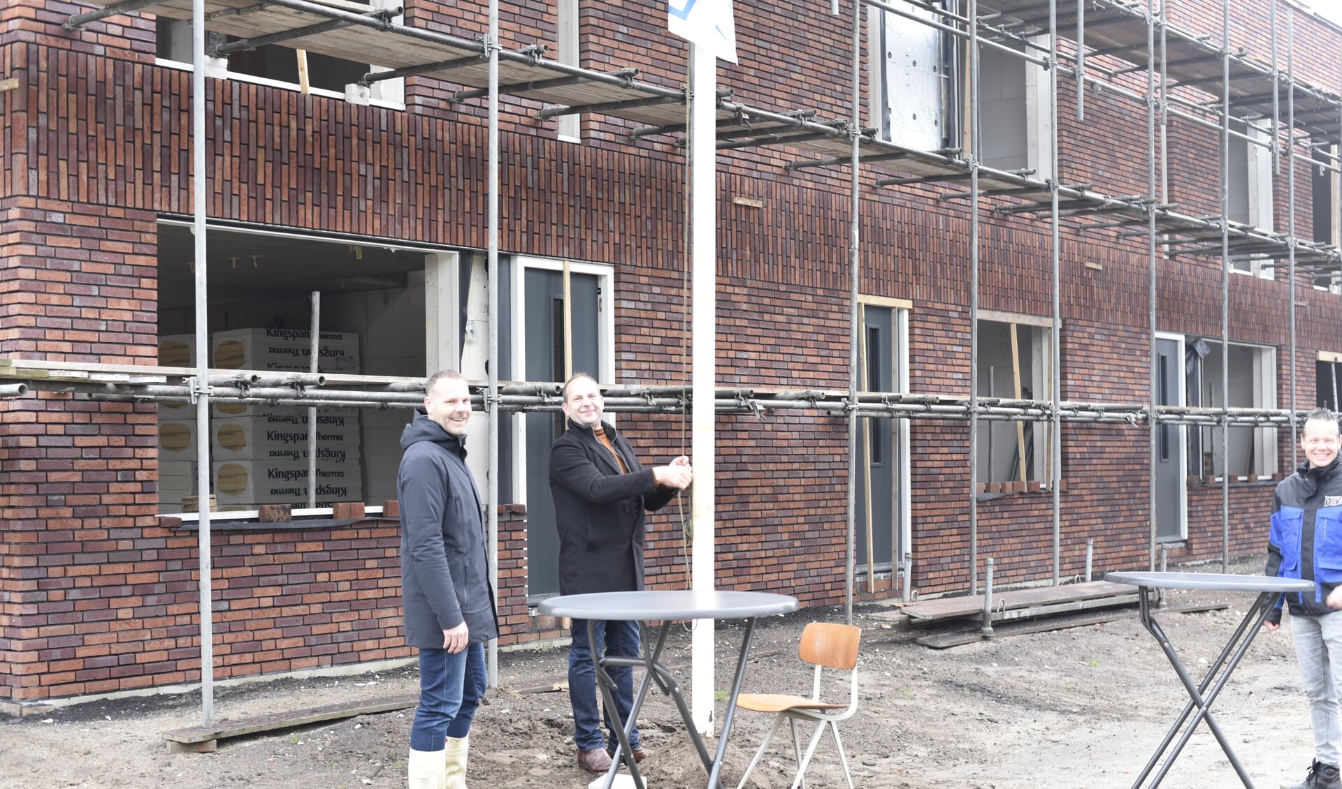 Bart Kivits, directeur vastgoed Mooiland, Wethouder Wouter Bollen, en Mark Emonds van Bouwbedrijf van Oijen B.V. hesen de vlaggen naar de top.