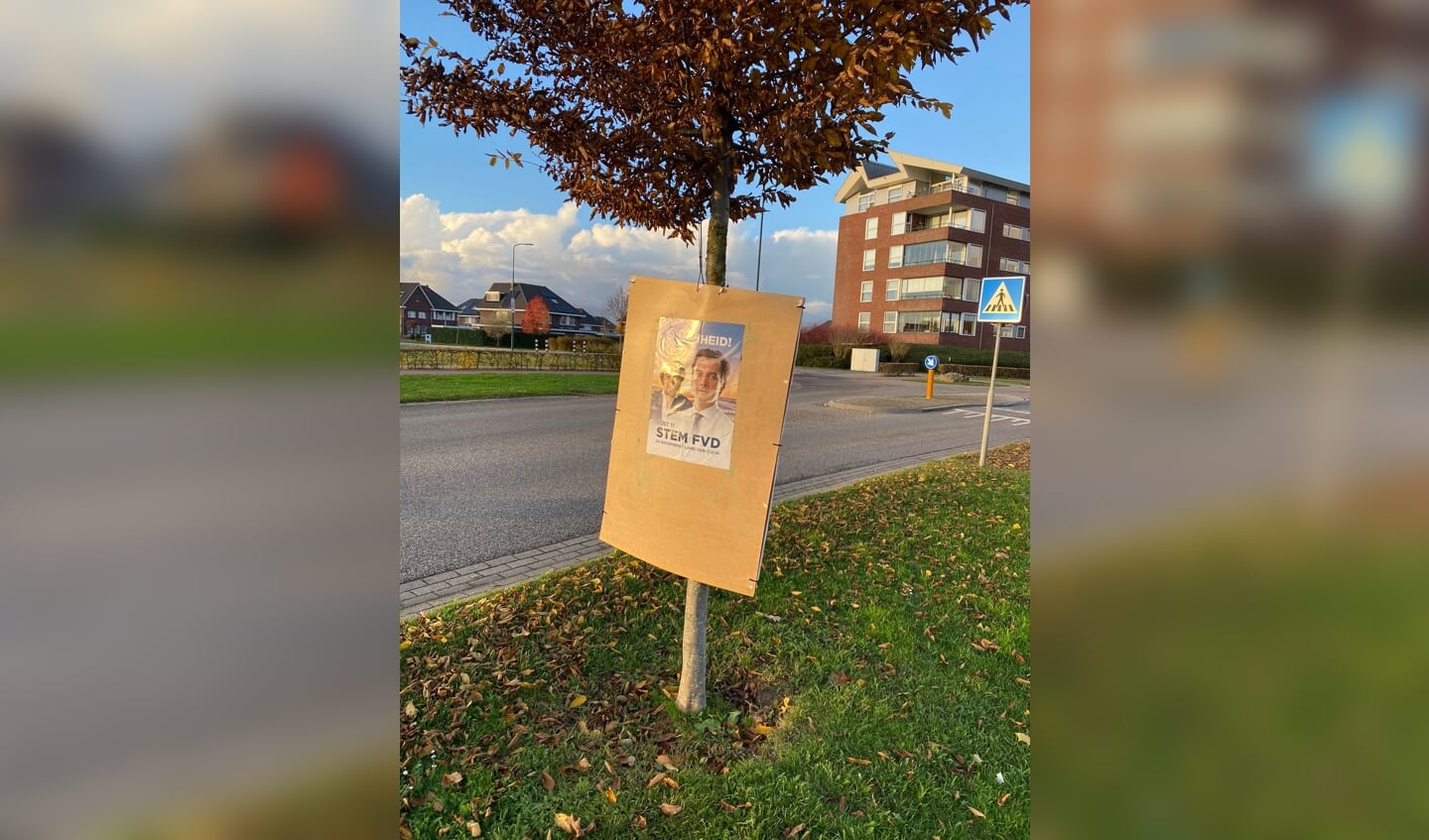 Aanhangers van FVD hebben aan de Lavendel in Cuijk een verkiezingsbord vernield en overplakt met eigen posters.
