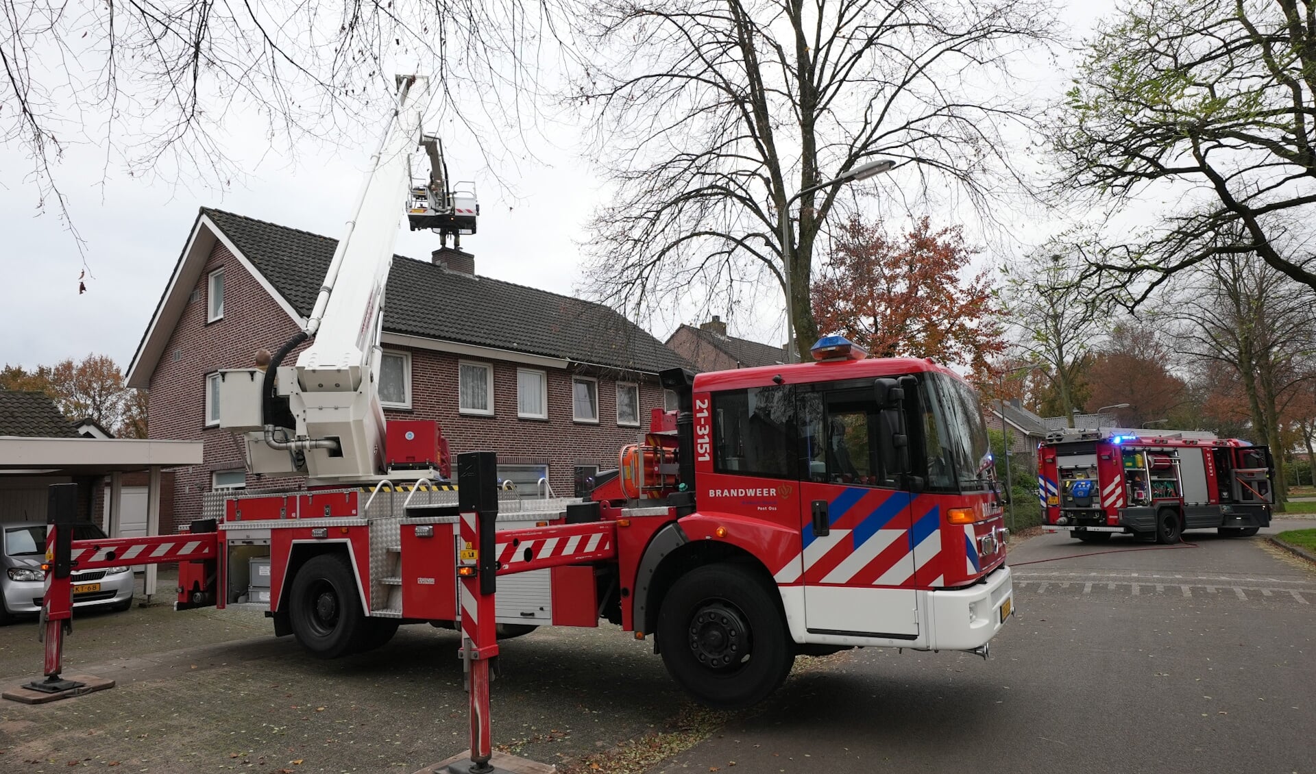 Brandweer blust schoorsteenbrand in Heischeutstraat. (Foto: Gabor Heeres, Foto Mallo)
