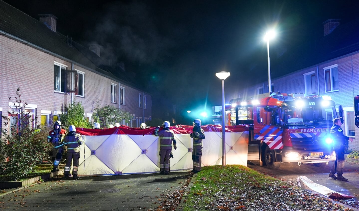 Vrouw gewond bij woningbrand in Perenhof. (Foto: Gabor Heeres, Foto Mallo)