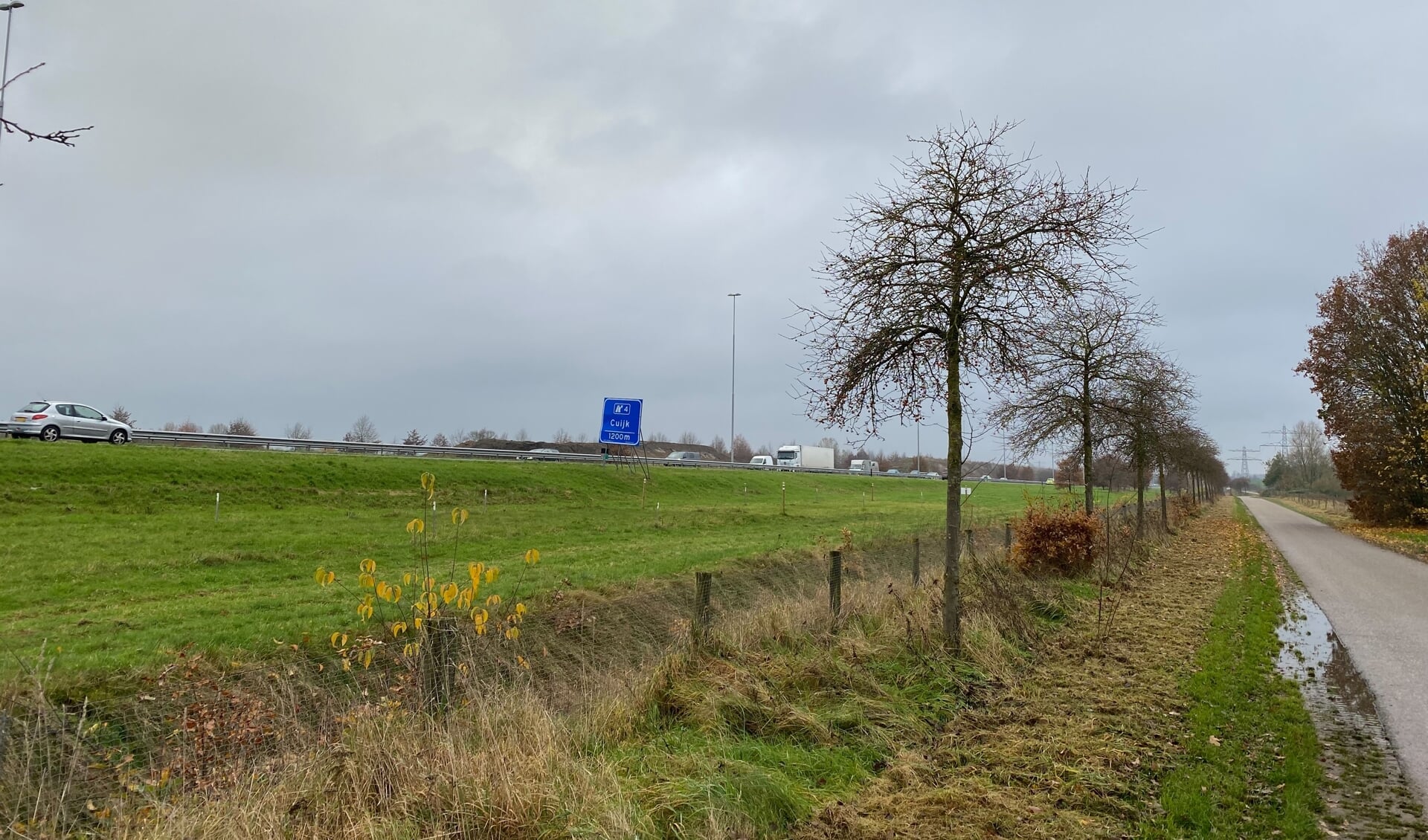 Een geluidswal naast de A73 bij Linden zou geluidsoverlast voor bewoners van het dorp moeten beperken.