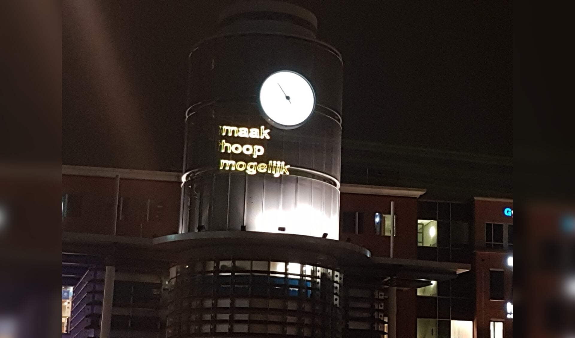 De lichtprojecties met de tekst ‘Maak hoop mogelijk’ waren te zien op het Bastion en het Centraal Station (foto) in Den Bosch.