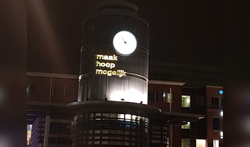 <p>De lichtprojecties met de tekst ‘Maak hoop mogelijk’ waren te zien op het Bastion en het Centraal Station (foto) in Den Bosch.</p>