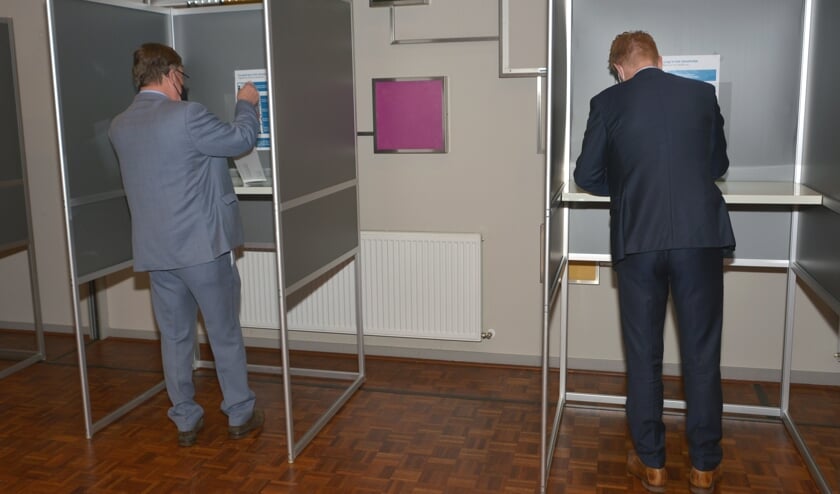 <p>Burgemeester Hellegers en burgemeester Bakermans brengen hun stem uit.</p>