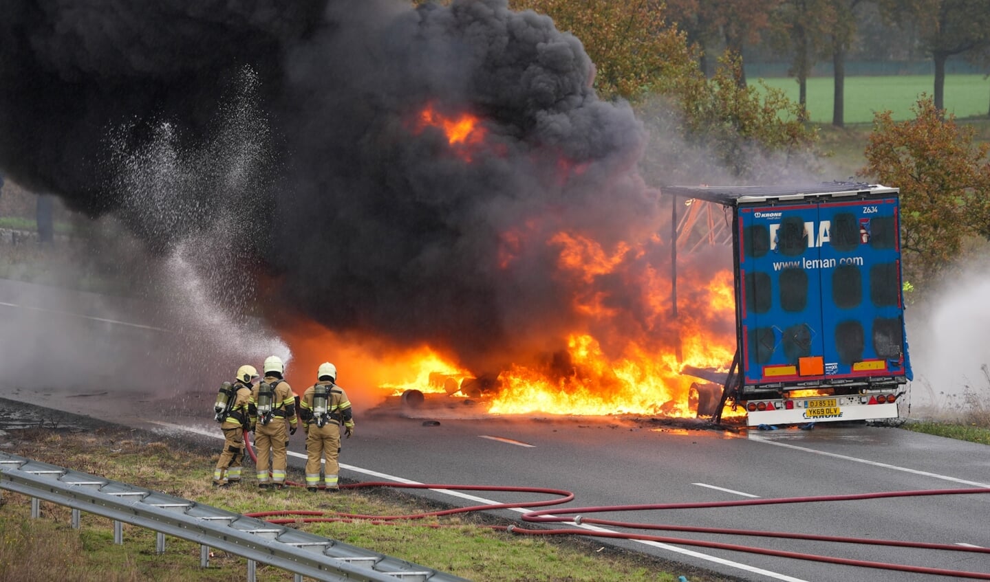Vrachtwagenbrand op de A50 ter hoogte van Herpen. (Foto: Gabor Heeres, Foto Mallo)