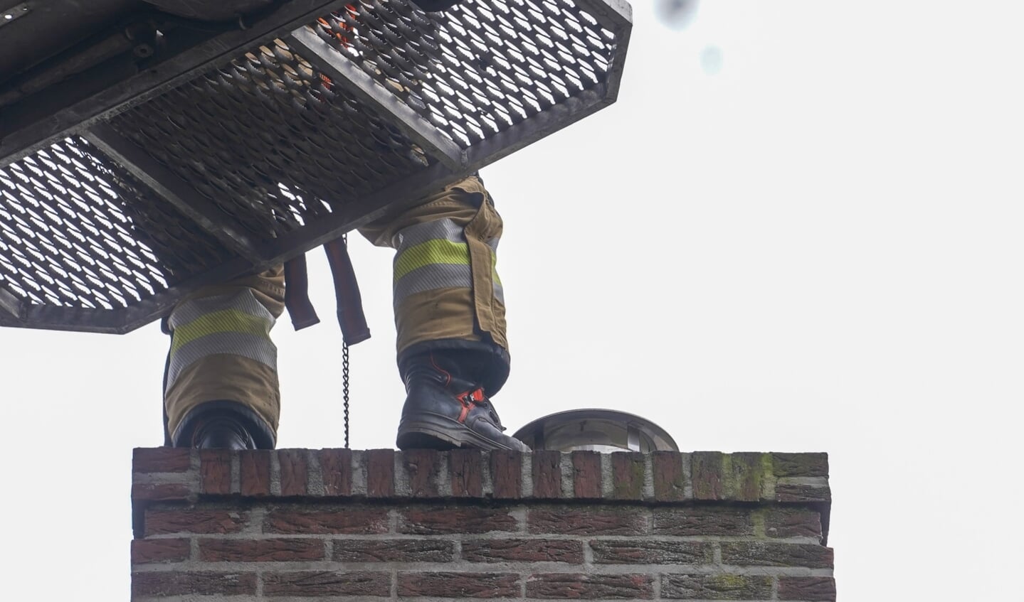 Brandweer blust schoorsteenbrand in Heischeutstraat. (Foto: Gabor Heeres, Foto Mallo)