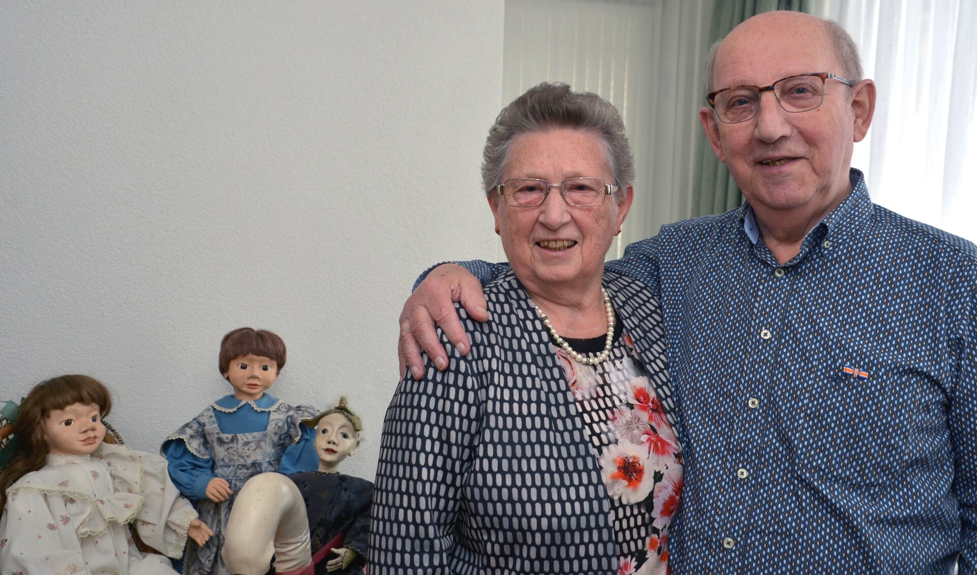 Ria en Jan, met de zelfgemaakte poppen van Ria op de achtergrond. (foto: Henk Lunenburg)