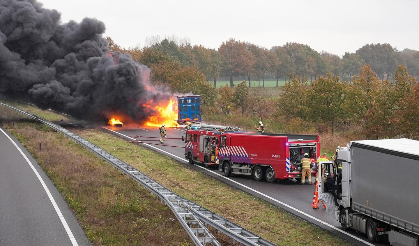 Vrachtwagenbrand op de A50 ter hoogte van Herpen. (Foto: Gabor Heeres, Foto Mallo)