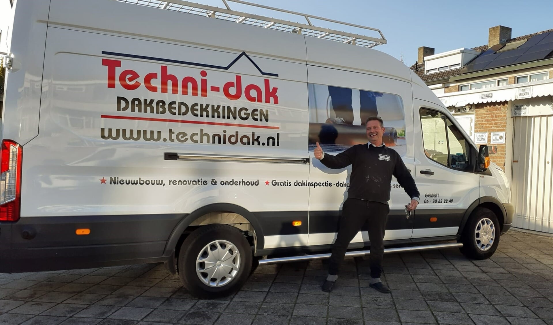 Techni-dak Dakbedekkingen biedt 10 jaar garantie op materialen en uitvoering van werkzaamheden. Op de foto Stan van Schijndel.