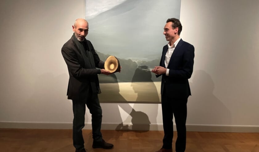 <p>Schilder Michaël de Kok (links) ontvangt in Het Noordbrabants Museum in Den Bosch de Will en Jan van Hoof Kunstprijs Noord-Brabant 2021 uit handen van gedeputeerde Stijn Smeulders. </p>