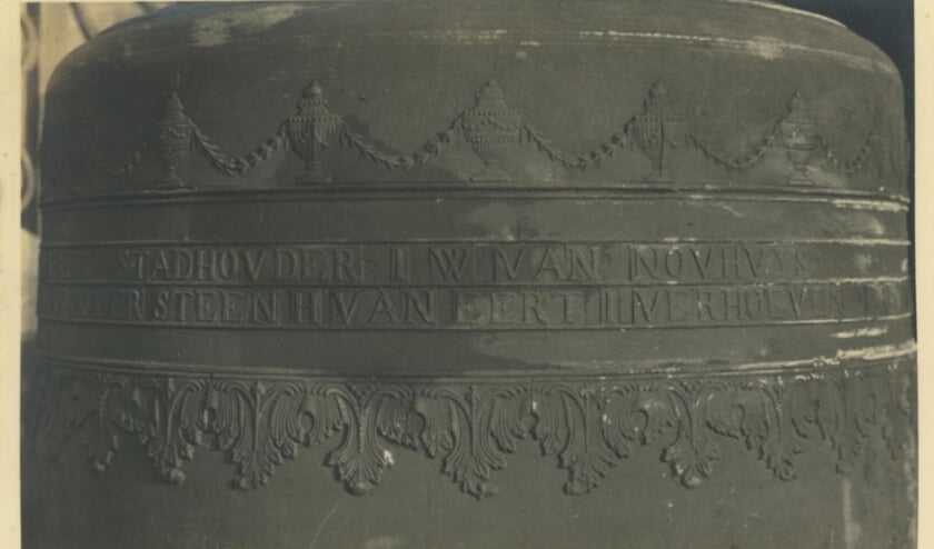 <p>De familienaam Van der Steen werd in 1786 aangebracht op één van de nieuwe Veghelse kerkklokken. Deze foto uit 1942 toont het opschrift en werd genomen voordat de klokken door de Duitsers werden weggevoerd.</p>
