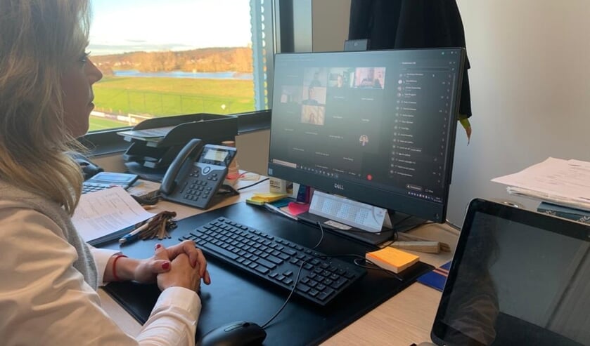 Veronique Hermans, directeur van het Merlet college in Cuijk, tijdens het virtuele werkbezoek van staatssecretaris Paul Blokhuis.