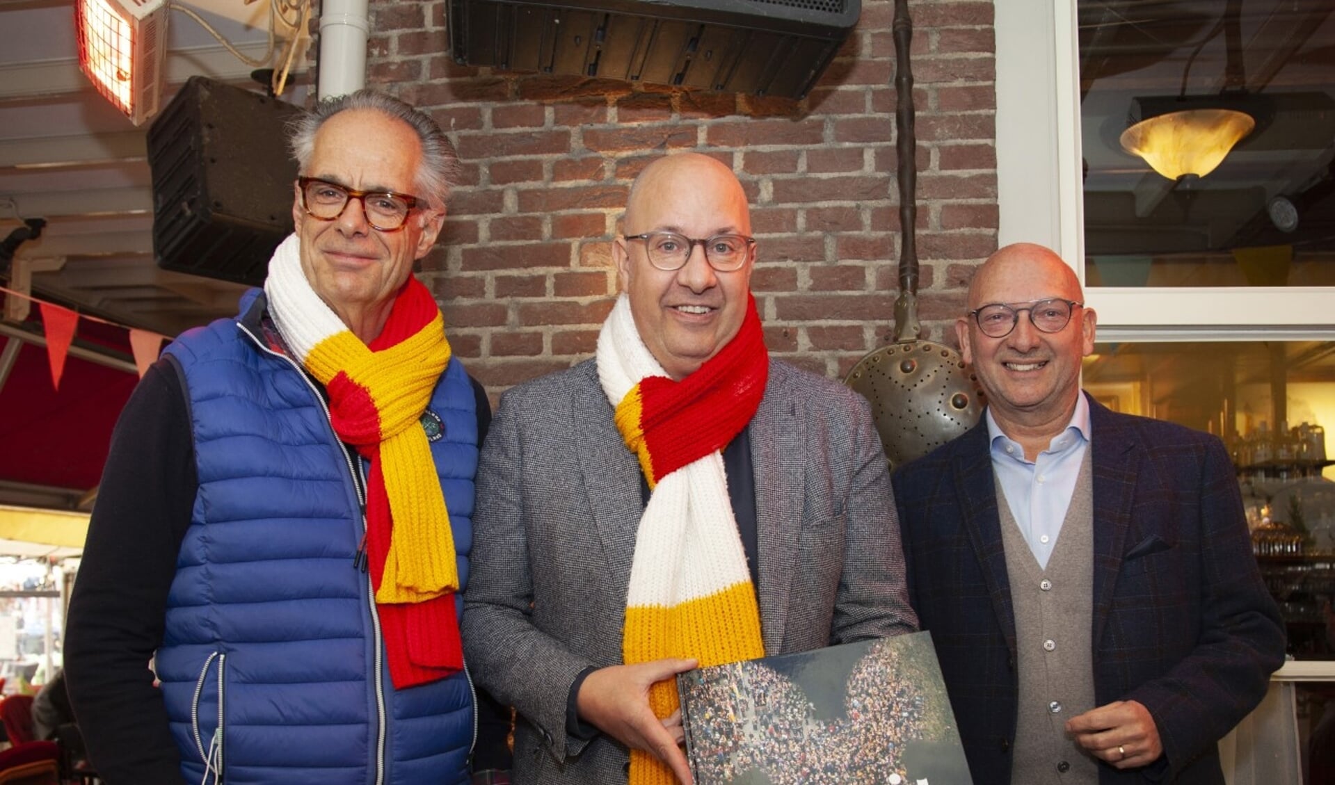 Op de foto van links naar rechts fotograaf Marc Bolsius, burgemeester Jack Mikkers en Bert Damen tijdens de presentatie van het fotoboek 'Ooit'.