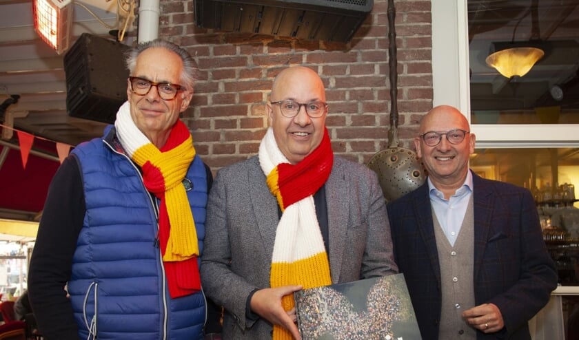 <p>Op de foto van links naar rechts fotograaf Marc Bolsius, burgemeester Jack Mikkers en Bert Damen tijdens de presentatie van het fotoboek 'Ooit'.</p>