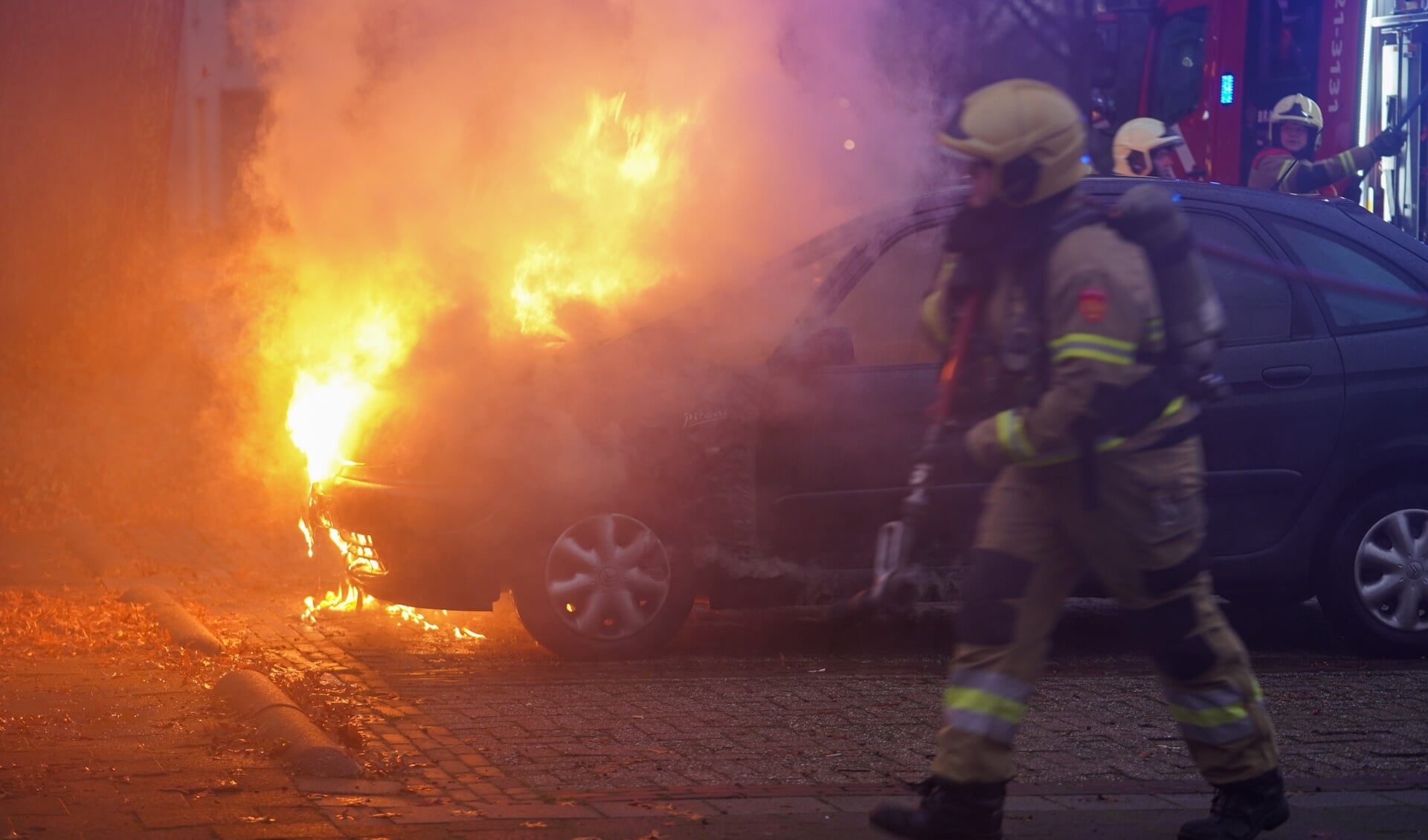 Autobrand in de Zwaluwstraat. (Foto: Gabor Heeres, Foto Mallo)
