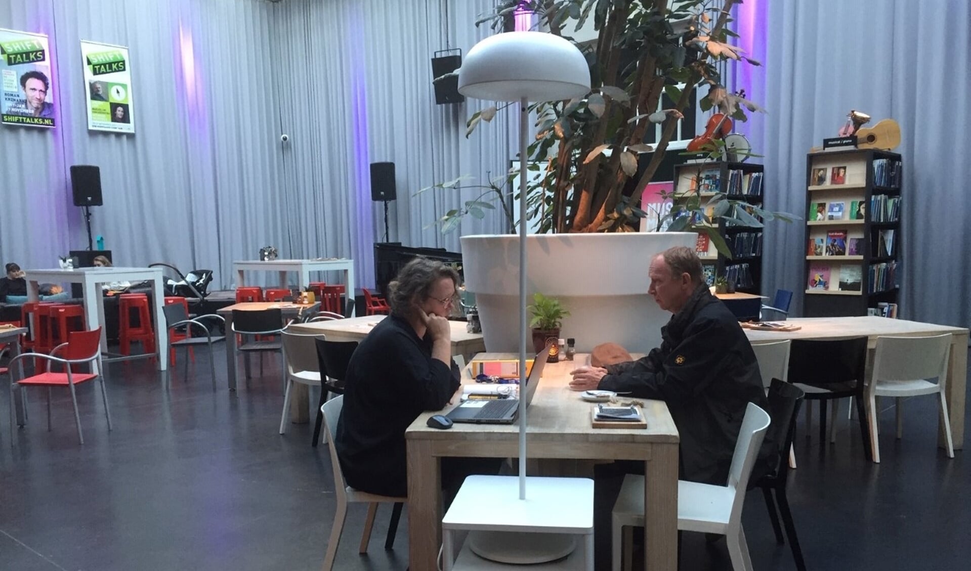 Margot Derks van het Loket Amateurkunst in gesprek met Jan de Rond van de Lokale Goede Doelengids.