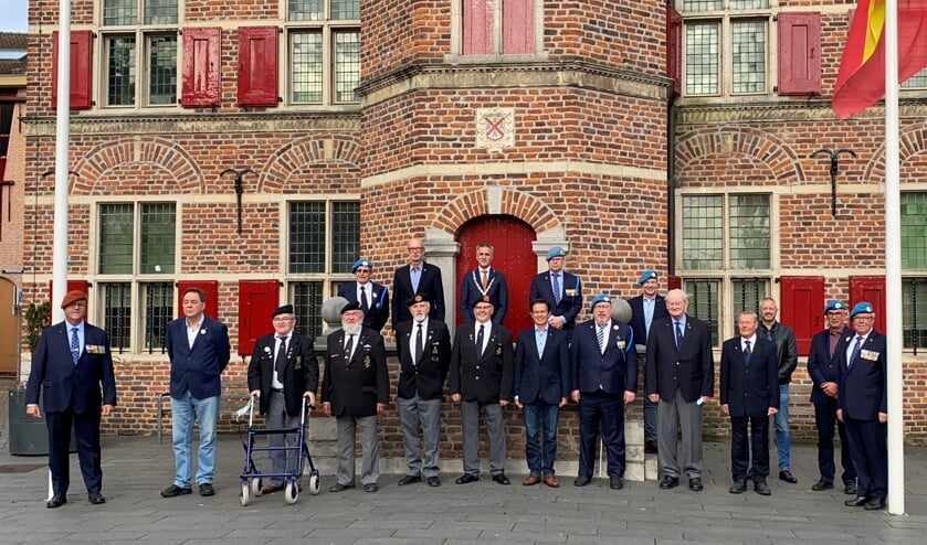 <p>Op uitnodiging van burgemeester Teunissen waren Gennepse oorlogsveteranen te gast in het gemeentehuis. </p>