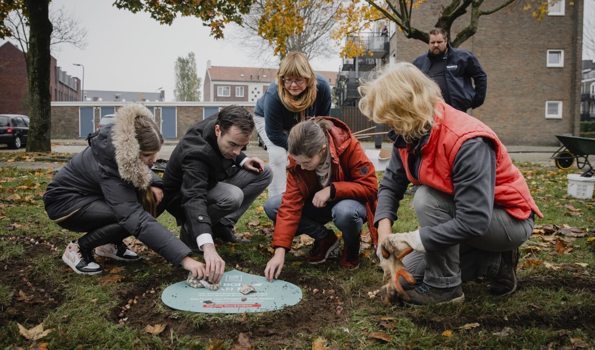 Leerlingen van Yuverta, wethouder Van der Geld, bewoners van Boschveld en de Tuinklup kids van de Boschveldtuin hebben op woensdag 3 november in  de wijk Boschveld 3000 biologische bloembollen geplant.
