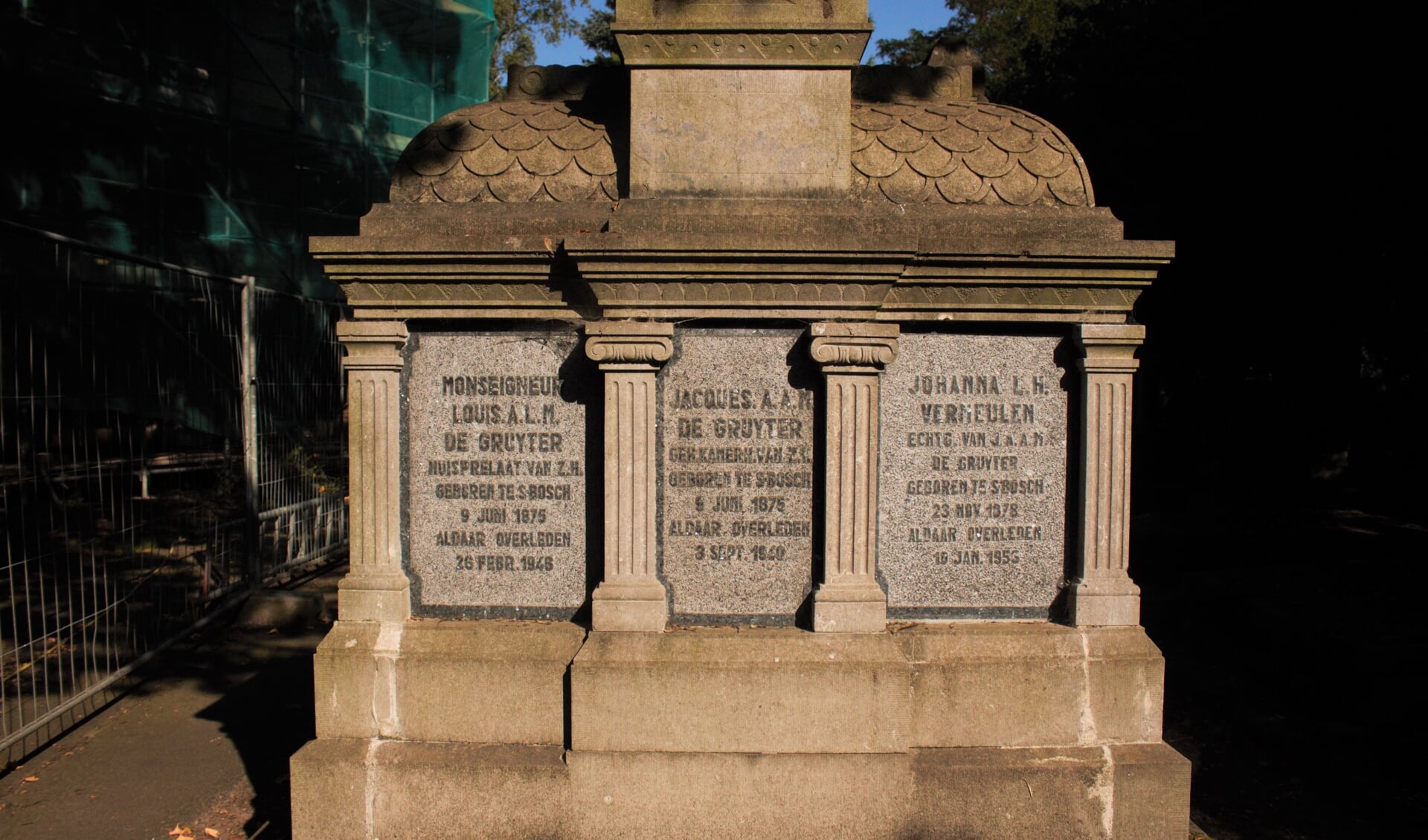 De familie De Gruyter heeft een groot familiegraf. In de grafkelder liggen onder andere Louis de Gruyter en zijn vrouw begraven.