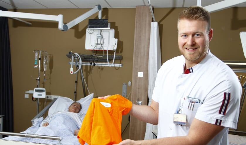 <p>'Wat is het dan fijn als ik zo’n weggeefshirt kan pakken, als ik misgrijp in de kast van de patiënt.'</p>